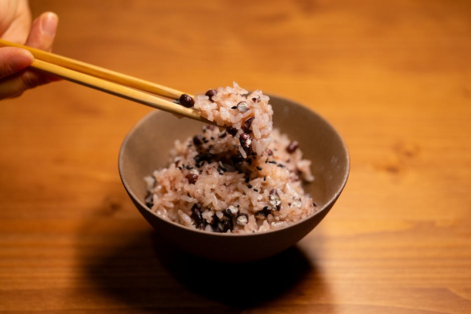 寝かせ玄米のご飯をお箸でつまむ様子